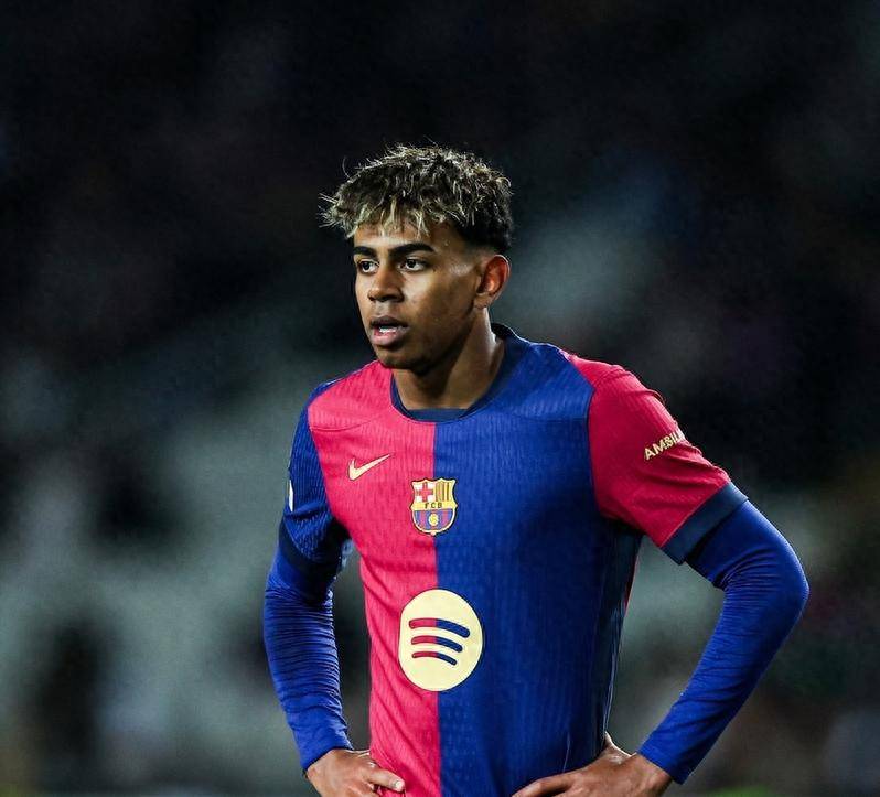 德天空：小腿肌肉受伤的伯卡特至少会缺席12月的比赛（德天空：伯卡特小腿肌肉受伤，至少无缘整个12月的比赛）